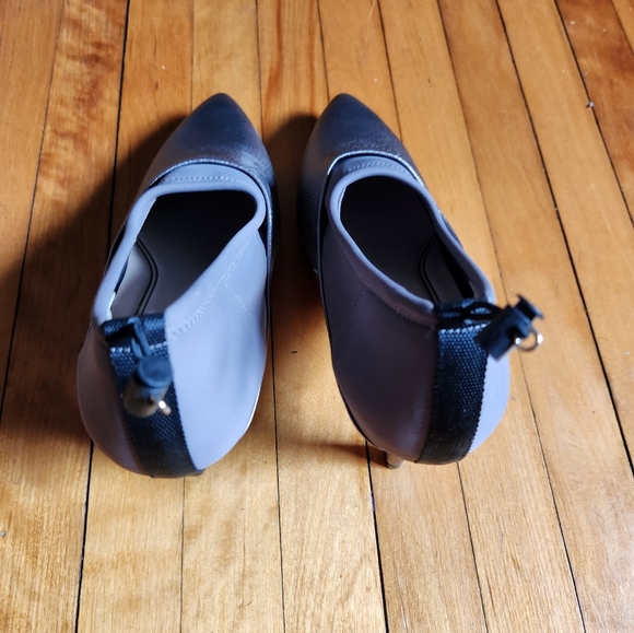 Cole Haan metallic in size 6 - Picture 3 of 7